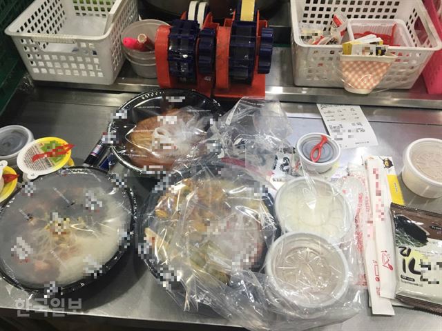 서울 마포구의 분식전문배달업체 S지점에서 배달될 음식들이 플라스틱 용기에 담겨 있다. 고은경 기자