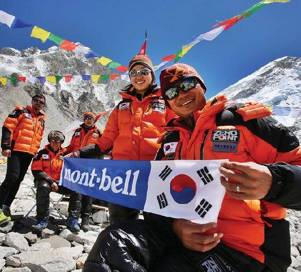 [월간산]2013년 에베레스트 등정에 나선 ‘0 to 8848’ 원정대원들. 오른쪽부터 김창호 대장, 전푸르나, 서성호, 안치영, 오영훈 대원.