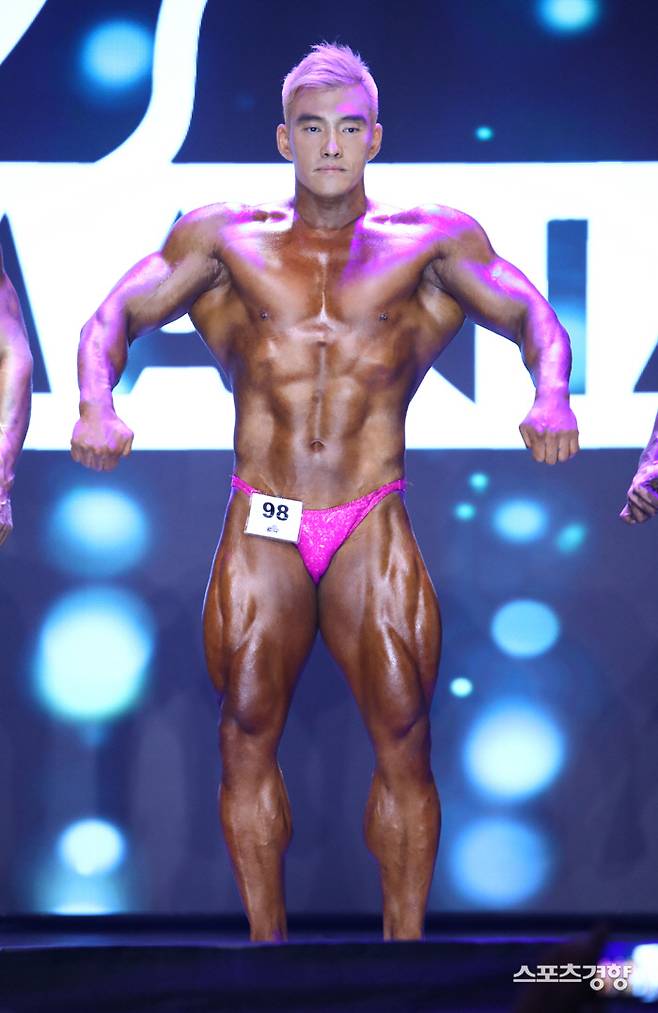 팀 코리아 소속 김재욱이 보디빌딩 부문 무대 위에서 포즈를 취하고 있다.