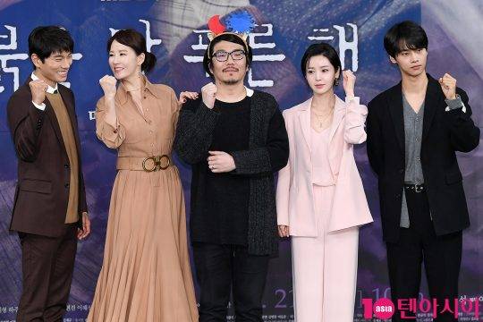 이이경(왼쪽부터), 김선아, 최정규 PD, 남규리, 차학연이&nbsp;20일 오후 서울 상암동 MBC 골든마우스홀에서 열린 MBC 드라마 ‘붉은 달 푸른 해’ 제작발표회에서 파이팅을 외치고 있다./이승현 기자 Ish87@