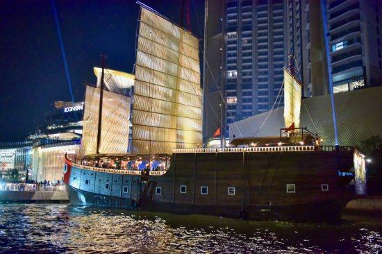 아이콘시암 백화점 전용부두에 톤부리왕조시대의 실물크기의 정크선으로 재현된 수상박물관