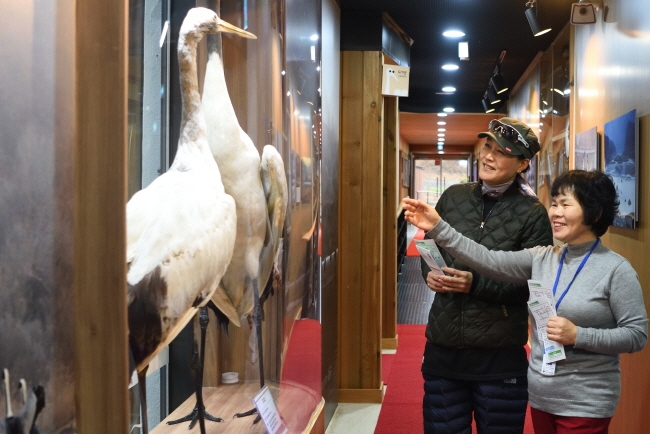이경희 촬영 디렉터에게 두루미에 관해 설명하는 김일남 자연환경 해설사(오른쪽).