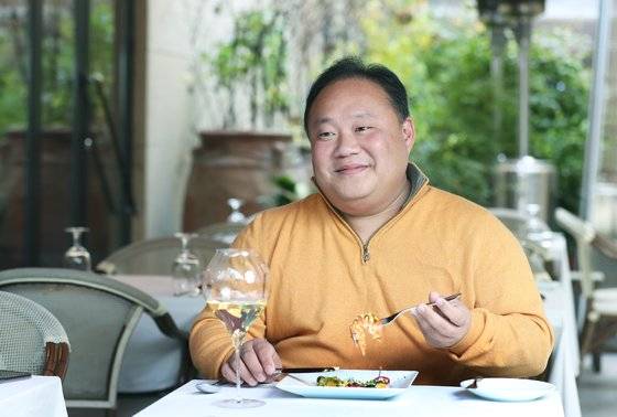 미식 블로그 ‘비밀이야’를 운영 중인 배동렬씨가 평소 즐겨 찾는 프렌치 레스토랑 ‘레스쁘아 뒤 이부’에서 연어 요리를 맛보고 있다. 최승식 기자