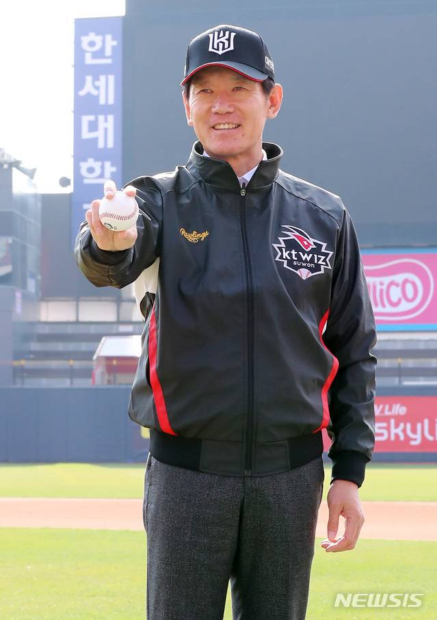【수원=뉴시스】이영환 기자 = 이강철 신임 KT 위즈 감독이 18일 오전 경기 수원시 장안구 KT 위즈파크에서 취임식을 마치고 포즈를 취하고 있다. 2018.11.18.  20hwan@newsis.com