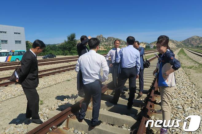 지난 7월 동해선 철도 연결구간에 대한 공동점검을 위해 남북 공동점검단이 북측 감호역, 삼일포역, 금강산청년역 일대에서 실태 조사를 진행하는 모습. (통일부 제공)2018.7.20/뉴스1