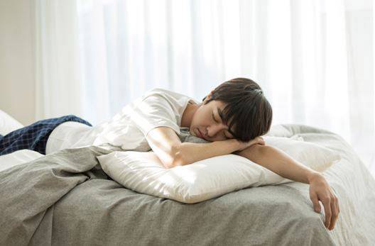 엎드린 자세는 수면 전문가들이 꼽은 '최악의 자세'다./클립아트코리아