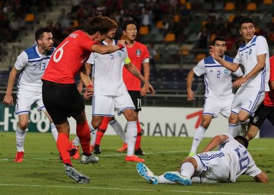 20일 호주 브리즈번 퀸즐랜드 스포츠 육상센터(QSAC)에서 열린 한국과 우즈베키스탄의 축구국가대표 친선경기.   전반 황의조가 팀의 두번째 골을 성공하고 있다. [연합뉴스]