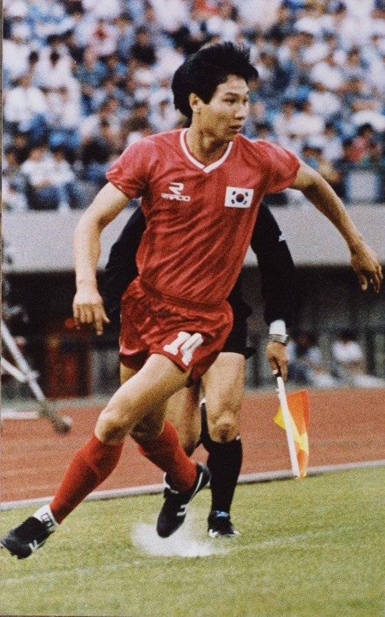 선수 시절 우아하고 창의적인 플레이를 펼친 최순호. [중앙포토]