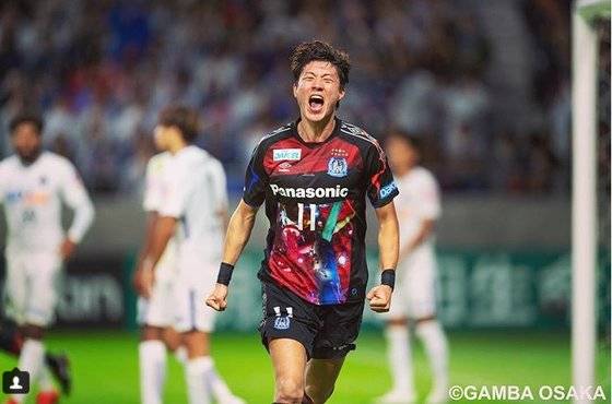 일본 감바 오사카 공격수 황의조는 최근 6경기 연속골을 몰아치면서 소속팀의 1부리그 잔류를 이끌었다. [감바 오사카 소셜미디어]