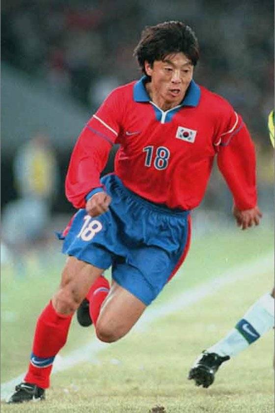 황선홍은 선수 시절 넓은 활동폭과 빠른 슈팅타이밍을 선보였다. [중앙포토]