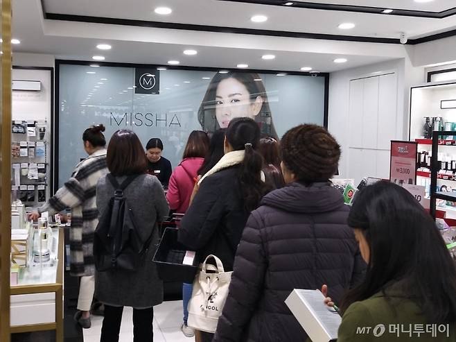 20일 미샤의 한 매장에서 고객들이 1+1행사에 참여하고 있다. /사진=에이블씨엔씨