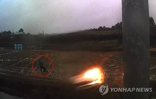 불타는 승용차에 뛰어들어 운전자를 구하고 있는 CJ 대한통운 소속 택배기사 유동운(36)씨 [CJ 대한통운 제공]