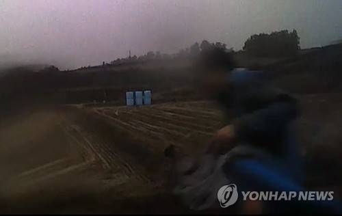 BMW 승용차 운전자 김씨에게 덮어줄 자신의 근무복 상의를 가지고 가는 CJ 대한통운 소속 택배기사 유동운(36)씨 [CJ 대한통운 제공]