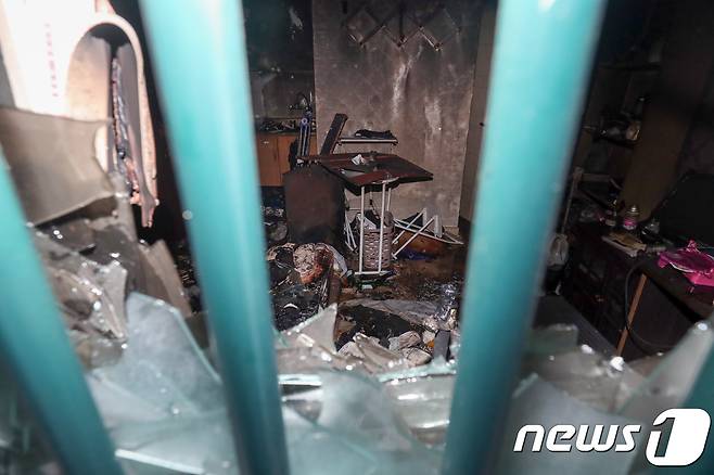 22일 오전 광주 북구 한 원룸 내부가 새까맣게 타 있다. 경찰은 이날 오전 7시25분쯤 원룸에 거주하는 20세 여성이 술을 마신 뒤 방에 불을 지른 것으로 보고 정확한 범행동기를 조사하고 있다.2018.11.22/뉴스1 © News1 한산 기자