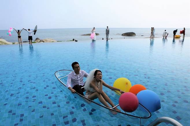 다샤오둥톈 해안에서 결혼사진을 찍는 이들. 이병학 선임기자