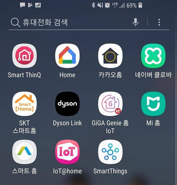 국내에서 사용되고 있는 사물인터넷(IoT), 스마트홈 플랫폼 앱들을 한 화면에 모아 놓은 모습. 윗줄 왼쪽부터 LG스마트씽큐, 구글홈, 카카오홈, 네이버클로바, SK텔레콤 스마트홈, 다이슨링크, KT 기가지니 홈 IoT, 샤오미 미홈, 삼성전자 스마트홈, LG유플러스 IoT앳홈, 삼성전자 스마트싱스. 스마트폰 캡처 국내에서 사용되고 있는 사물인터넷(IoT), 스마트홈 플랫폼 앱들을 한 화면에 모아 놓은 모습. 윗줄 왼쪽부터 LG스마트씽큐, 구글홈, 카카오홈, 네이버클로바, SK텔레콤 스마트홈, 다이슨링크, KT 기가지니 홈 IoT, 샤오미 미홈, 삼성전자 스마트홈, LG유플러스 IoT앳홈, 삼성전자 스마트싱스. 스마트폰 캡처