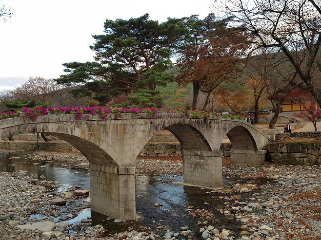 통도사 앞 계곡에 위치한 구름다리. 통도사의 늦가을 풍광은 경남권의 대표적인 경치로 손 꼽힌다