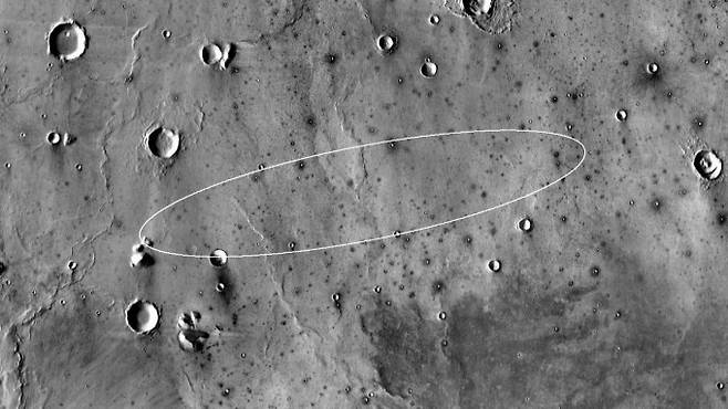 인사이트의 착륙지는 화성의 엘리시움 평원입니다. 긴 지름이 약 128m, 짧은 지름이 약 27 마일에 이르는 타원 안에 착륙할 예정입니다. NASA 제공