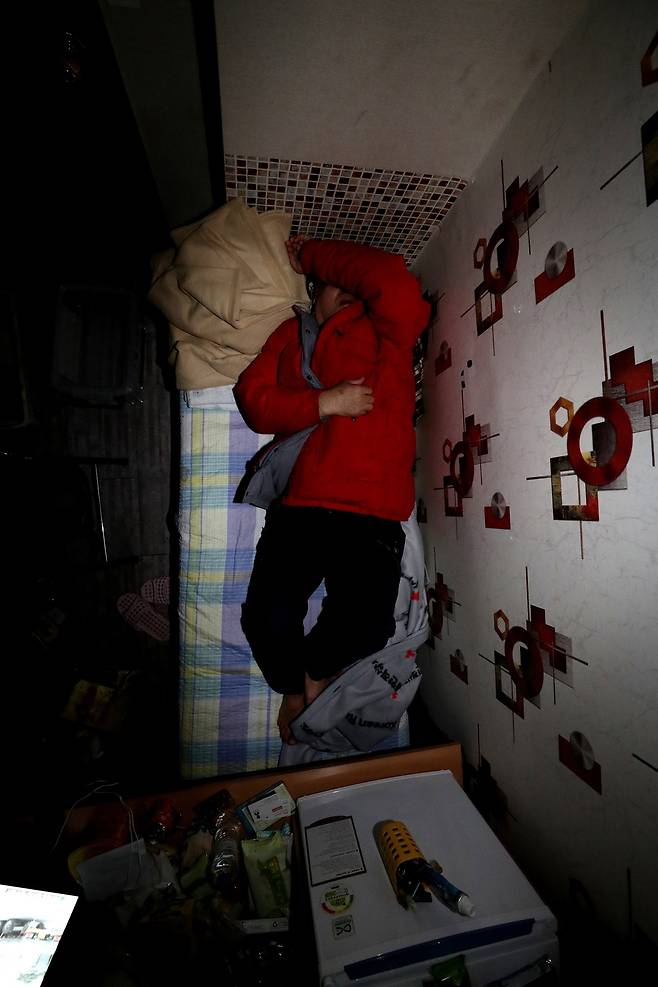 국일고시원 화재 생존자 이아무개씨가 새로 옮긴 고시원에 누워 있다.