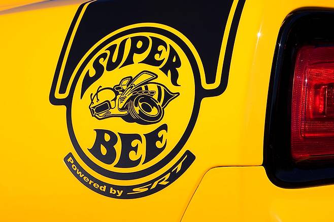 슈퍼 비는 닷지의 재기발랄한 스포츠카 브랜드다.