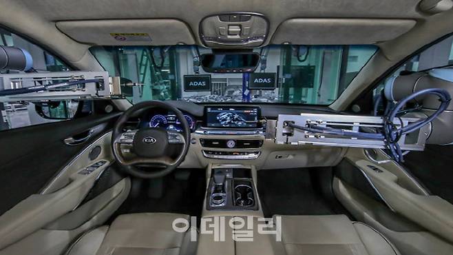 현대·기아차가 세계 최초로 선보인 ADAS 전장집중검사 시스템은 검사 공정의 효율성, 검사의 신뢰성을 동시에 높여줄 새로운 기술이다. 현대차그룹 제공