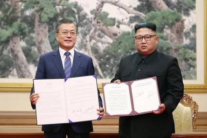 문재인 대통령과 김정은 북한 국무위원장이 2018년 9월 19일 남북 정상회담 후 평양 공동선언에 합의한 뒤 선언문을 들고 있다. /사진공동취재단