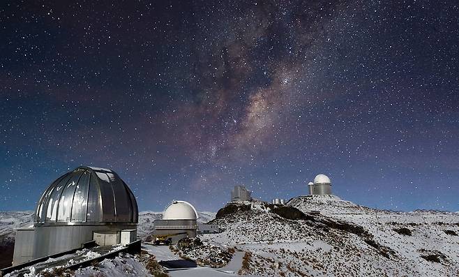 남미 칠레 북부의 아타카마 사막에 위치한 천문대. 눈 쌓인 천문대 위 밤 하늘에 은하수가 뚜렷하다. [중앙포토]