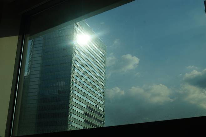 건물 유리창에 반사되는 태양광. 강찬수 기자