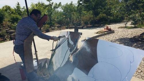 박기웅 작가가 용접기를 이용해 금속 소재로 작품을 만들고 있다.