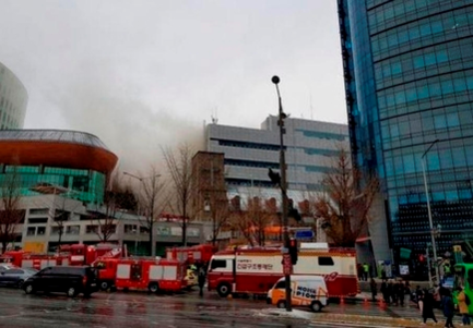 24일 오전 11시 12분쯤 서울 서대문구 충정로3가 KT 아현지사에서 화재가 발생해 소방당국이 진화 작업을 벌이는 모습. /윤민혁 기자