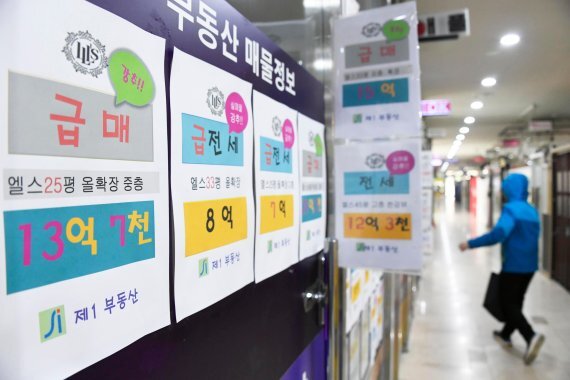 서울부동산 시장에서 거래절벽이 지속되는 가운데 서울 강남3구 주요 아파트가 지난 1년 동안 20% 이상 폭등한 것을 감안하면 거래절벽을 깰 조건은 '최소 20% 가격 하락'이라는 분석이 나오고 있다.
