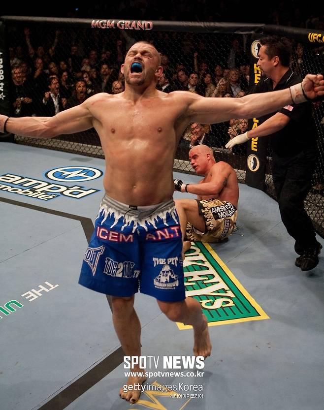 ▲ 2006년 1월 UFC 66에서 티토 오티즈를 KO로 이긴 척 리델, 그러나 옛날 이야기다.