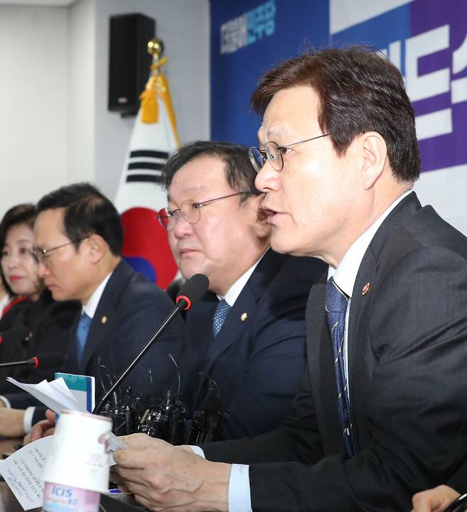 최종구(오른쪽) 금융위원장이 26일 오전 국회 의원회관에서 열린 카드수수료 개편방안 당정협의에서 발언하고 있다. (사진=연합뉴스)