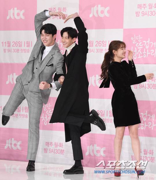 26일 오후 서울 영등포 타임스퀘어에서 JTBC 월화드라마 '일단 뜨겁게 청소하라'(연출 노종찬, 극본 한희정) 제작발표회가 열렸다. 윤균상, 송재림, 김유정이 제작발표회에 참석해 포즈를 취하고 있다. 송정헌 기자 songs@sportschosun.com/2018.11.26/