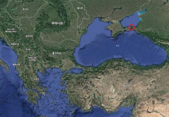 아조프해에서 흑해로 나가는 길목에 위치한 케르치해협(붉은 원 표시)은 흑해 일대 지정학적 요충지로서 1855년 크림전쟁, 1942년 2차대전 와중에 치열한 격전지로 유명했던 지역이다.(지도=구글맵)