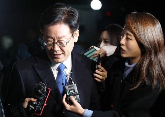 친형 강제입원, 검사 사칭, 대장동 개발 관련 허위사실 공표 등 혐의에 대한 피의자 신분으로 검찰에 출석한 이재명 경기도지사가 24일 오후 13시간에 걸친 조사를 마친 뒤 경기도 성남시 수원지검 성남지청을 떠나고 있다. [연합뉴스]