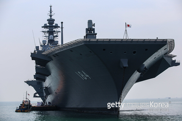 일본 해상자위대의 이즈모급 호위함 가가가 지난 9월 인도네시아 자카르타 항구에 도착하고 있다. 게티이미지코리아