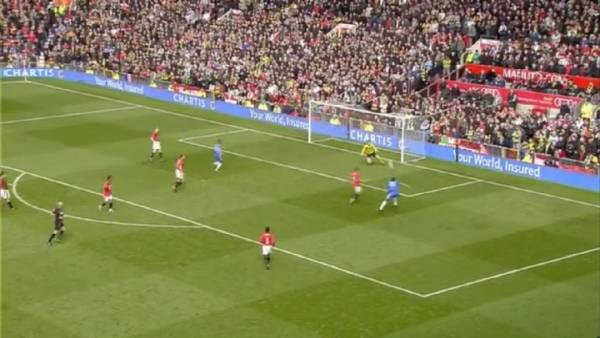 맨유전 득점 장면. 드록바는 이 골로 팀의 우승을 견인했다