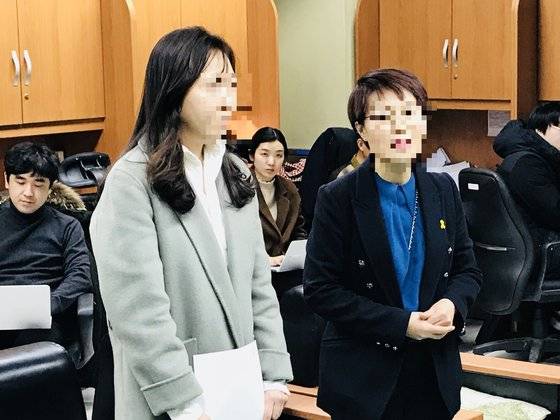 연극배우 E씨(31·사진 왼쪽)가 지난 2월 26일 전북경찰청 기자실에서 "2010년 1월 극단 '명태' 대표 최경성(49)씨에게 성추행을 당했다"고 폭로하고 있다. 전주=김준희 기자
