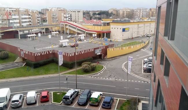 로마 변두리에 있는 호텔에서 내려다보면 오샹이라는 수퍼마켓이 보인다.