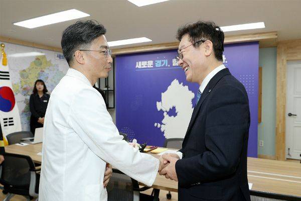이재명 경기도지사(사진 오른쪽)와 이국종 교수.(사진=경기도청 제공)
