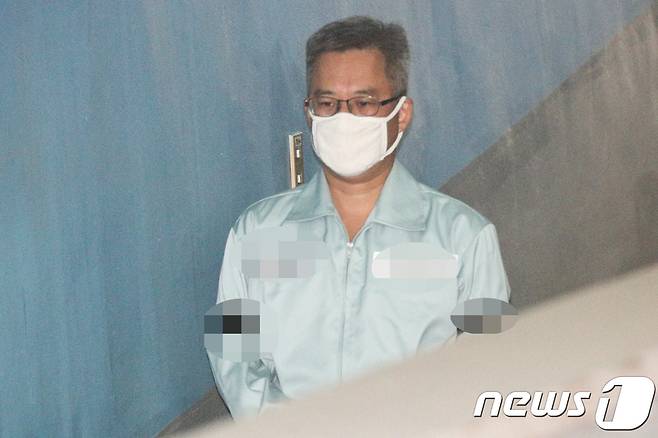 '드루킹' 김모씨가 23일 오전 서울 서초구 중앙지방법원에서 열린 컴퓨터 등 장애업무방해 등 1회 공판에 출석하고 있다. 2018.10.23/뉴스1 © News1 성동훈 기자