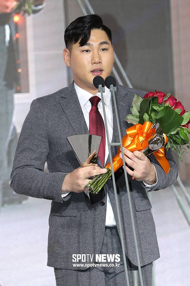 ▲ [스포티비뉴스=서울, 곽혜미 기자] 2018 신한은행 마이카 KBO 시상식이 19일 오후 서울 강남구 역삼동 르 메르디앙 호텔에서 열렸다. 타율상, 타점상을 받은 퓨처스 북부 리그 임지열이 수상 소감을 말하고 있다.
