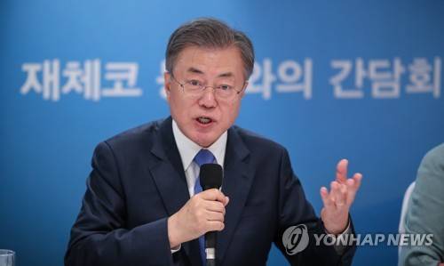 문재인 대통령 (프라하=연합뉴스) 황광모 기자 = 문재인 대통령이 지난 28일 오후(현지시간) 체코 프라하 힐튼 호텔에서 재체코 동포 간담회에서 인사말을 하고 있다. hkmpooh@yna.co.kr
