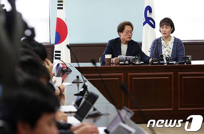 조희연 서울시교육감과 박영란 한국사립유치원총연합회 서울지회장이 30일 서울시교육청에서 열린 간담회에서 취재진이 질문에 답하고 있다. 2018.11.30/뉴스1 © News1 오대일 기자
