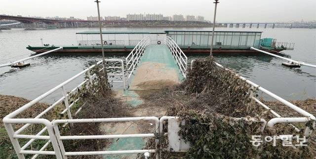 29일 오전 서울 성동구 옥수동 한강유람선 서울숲 선착장의 출입구 문이 자물쇠로 잠겨 있다. 2012년부터 사실상 방치된 이 선착장은 내년 서울 서초구 반포한강공원 인근으로 이전한다. 양회성 기자 yohan@donga.com