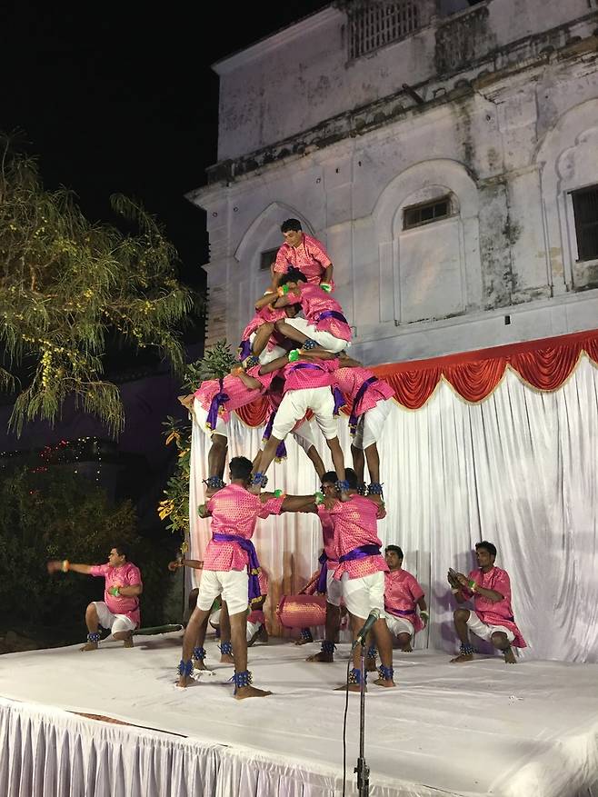 인도 아요디야 지방 전통 무용 공연 장면. 농경 사회 구성원의 협력 방법을 춤으로 구현했으며, 무대 바깥에서 한 명이 노래하고 무대 위 무용수들이 합창하는 장면은 우리나라 전통 노동요를 연상시킬 만큼 꽤 닮았다. 황우창 제공
