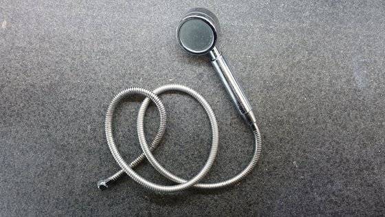 오늘은 샤워호스 청소하는 날. 기왕이면 샤워기 헤드도 함께 닦자.