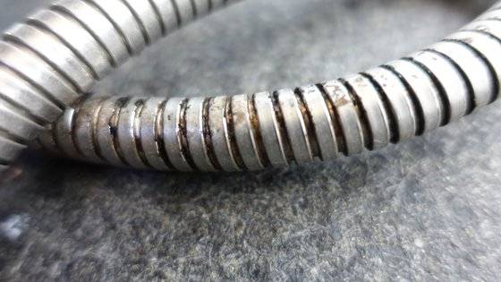 샤워호스 홈마다 껴있는 거뭇한 물때들. (이렇게 더러웠다니!)