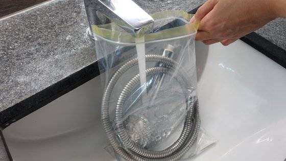 봉지의 3분의 1정도까지 찬물을 채운다.